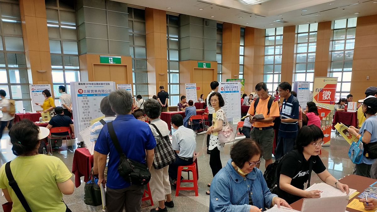 新北市就業服務處於12日在市府6樓大禮堂舉辦「中高齡、照顧服務業及部分工時徵才活動」,現場邀請33家知名廠商,釋出超過900個工作機會,協助中高齡、想投入照服業、想找兼職工作的求職朋友參加找到理想的工作機會。 (圖/新北市勞工局提供) 新北市就業服務處於12日在市府6樓大禮堂舉辦「中高齡、照顧服務業及部分工時徵才活動」,現場邀請33家知名廠商,釋出超過900個工作機會,協助中高齡、想投入照服業、想找兼職工作的求職朋友參加找到理想的工作機會。 (圖/新北市勞工局提供)