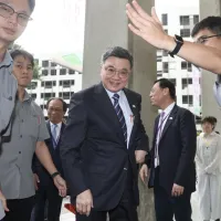 行政院長卓榮泰(中)談到護理人力短缺問題時,表示已請考試院、考選部「題目不要出太難」,引起關注。(中央社) 行政院長卓榮泰(中)談到護理人力短缺問題時,表示已請考試院、考選部「題目不要出太難」,引起關注。(中央社)