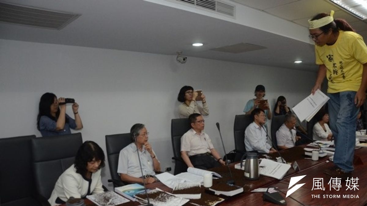 內政部都委會審議航空城計畫,因與會委員不願對陳情民眾的「全區聽證」訴求提出回應,民眾一度跳上會議桌,潑撒來自家鄉的泥土。(宋小海攝) 內政部都委會審議航空城計畫,因與會委員不願對陳情民眾的「全區聽證」訴求提出回應,民眾一度跳上會議桌,潑撒來自家鄉的泥土。(宋小海攝)