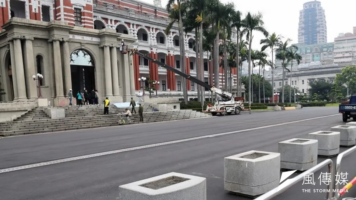 為防止民車衝撞事件再次發生,北市府主張以「不封路」,但為符合加強總統府維安需求,市府已積極開會研商。(吳逸驊攝)
