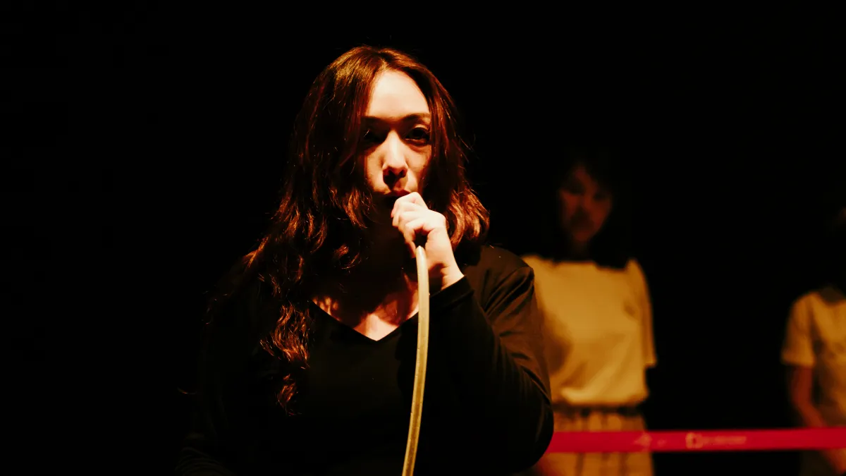 《Sucks in the Middle》中,演員蔡佾玲開場演出劇照。(圖/臺中國家歌劇院)