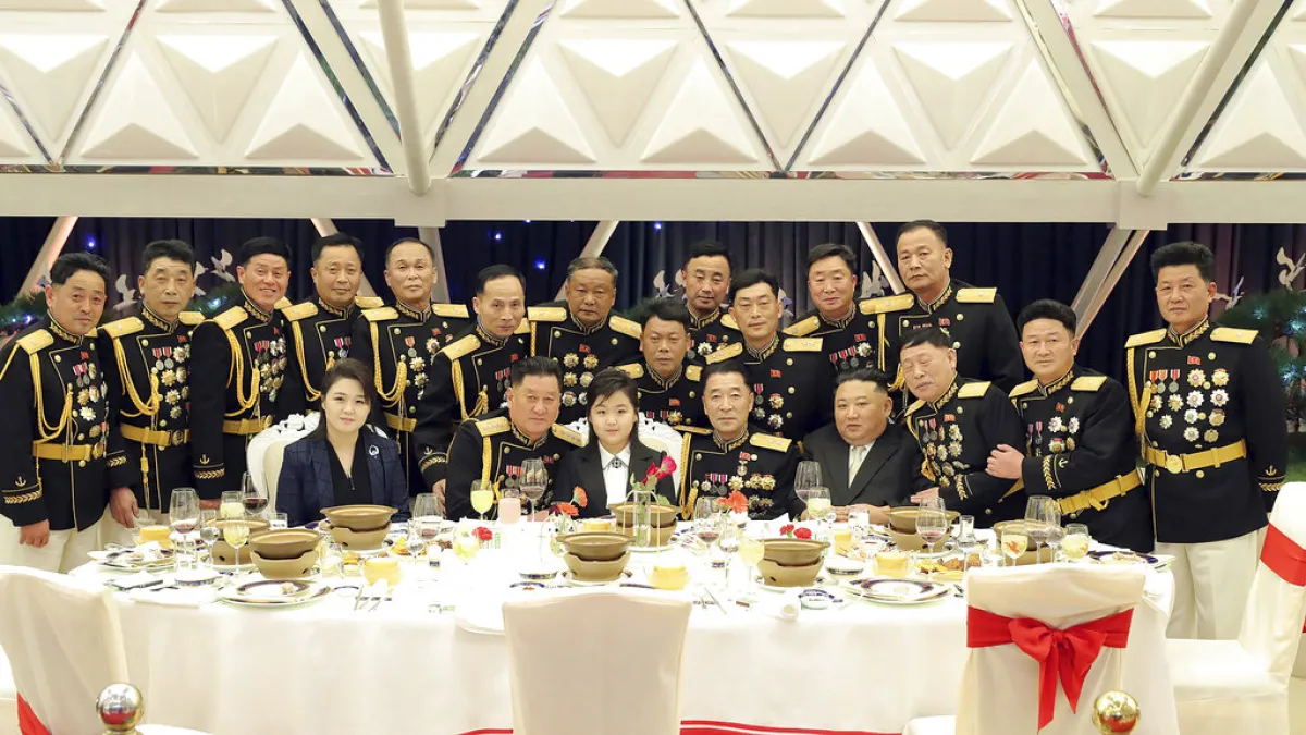 2023年2月7日,北韓領導人金正恩與他的女兒金主愛和妻子李雪主在一個軍方宴會上。(AP)