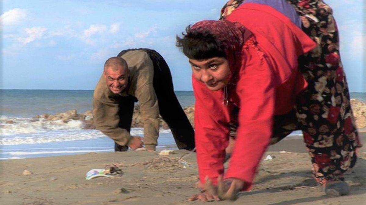 世界上有兩個罕見的「爬行家族」,他們生來無法站立,近年科學家揭開他們的家族秘密。(圖/言人文化提供) 世界上有兩個罕見的「爬行家族」,他們生來無法站立,近年科學家揭開他們的家族秘密。(圖/言人文化提供)