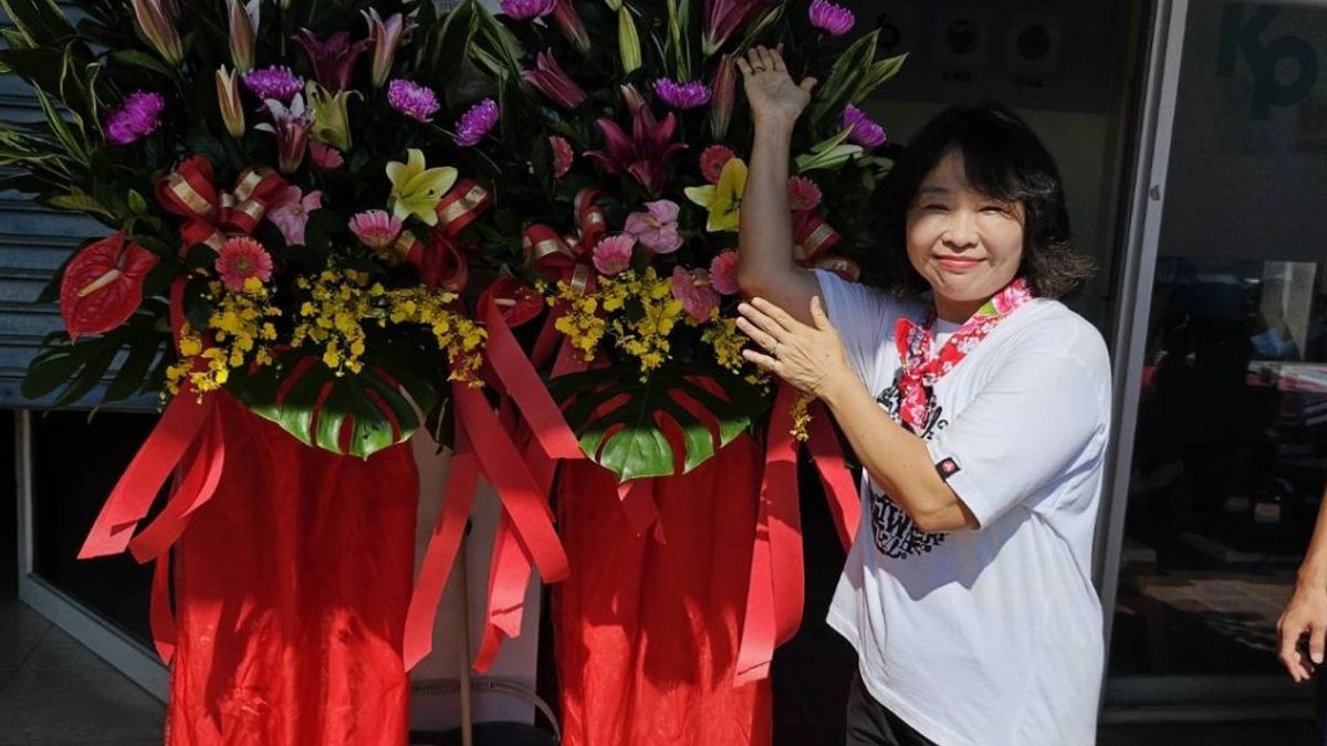 民眾黨高市立委第一選區參選人曾尹儷競選總部成立大會。赫見國民黨第八選區立委參選人李明璇所致贈的2大盆花藍,引發關注。(圖/李明璇服務處提供) 民眾黨高市立委第一選區參選人曾尹儷競選總部成立大會。赫見國民黨第八選區立委參選人李明璇所致贈的2大盆花藍,引發關注。(圖/李明璇服務處提供)