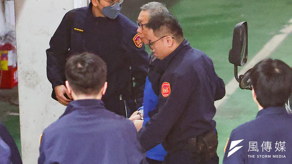 北檢偵辦京華城、政治獻金案今(26)日偵結,上午羈押中的前台北市長柯文哲(中),由法警送至北檢。(顏麟宇攝) 北檢偵辦京華城、政治獻金案今(26)日偵結,上午羈押中的前台北市長柯文哲(中),由法警送至北檢。(顏麟宇攝)