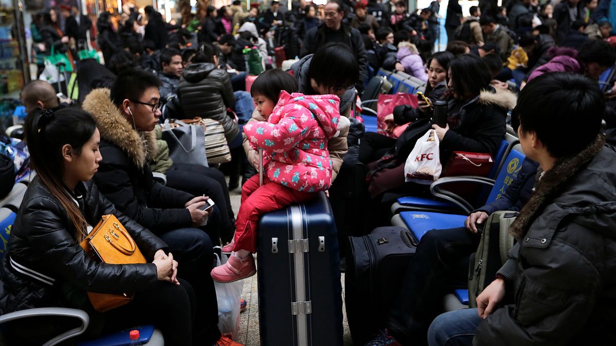 中國農曆新年的「春運返鄉」,提前一個月就已經一票難求。(美聯社) 中國農曆新年的「春運返鄉」,提前一個月就已經一票難求。(美聯社)