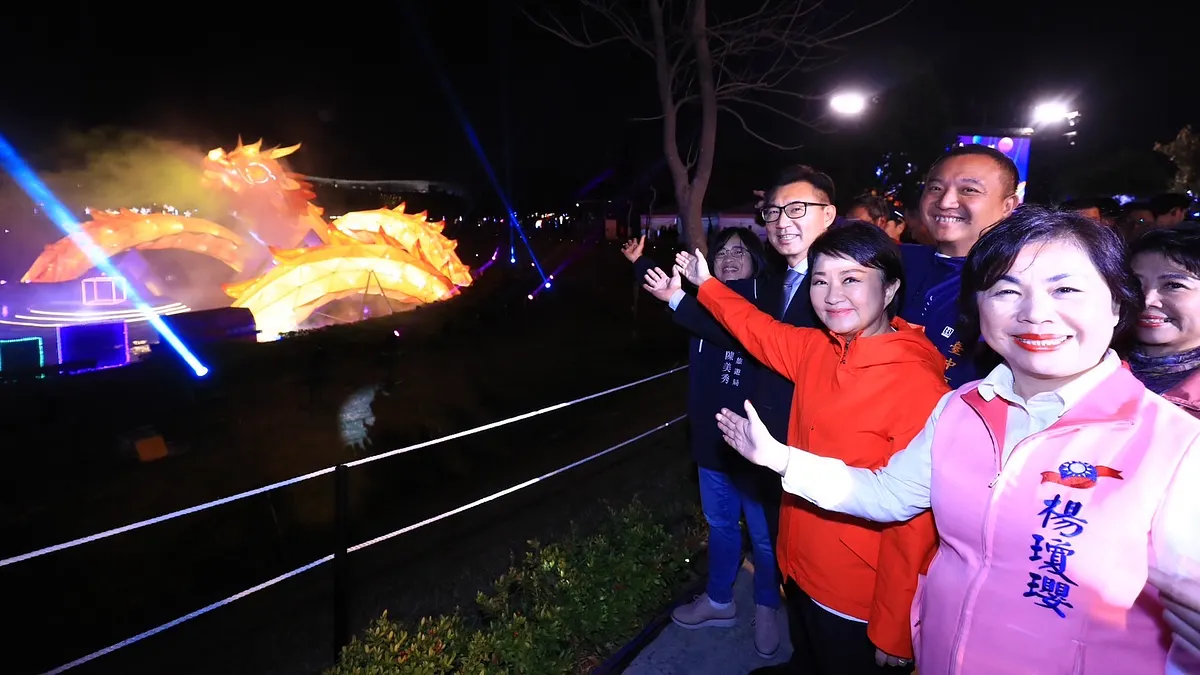 台中市長盧秀燕主持台灣元宵燈會開幕活動,並帶領與會貴賓觀賞燈區。(圖/台中市政府)