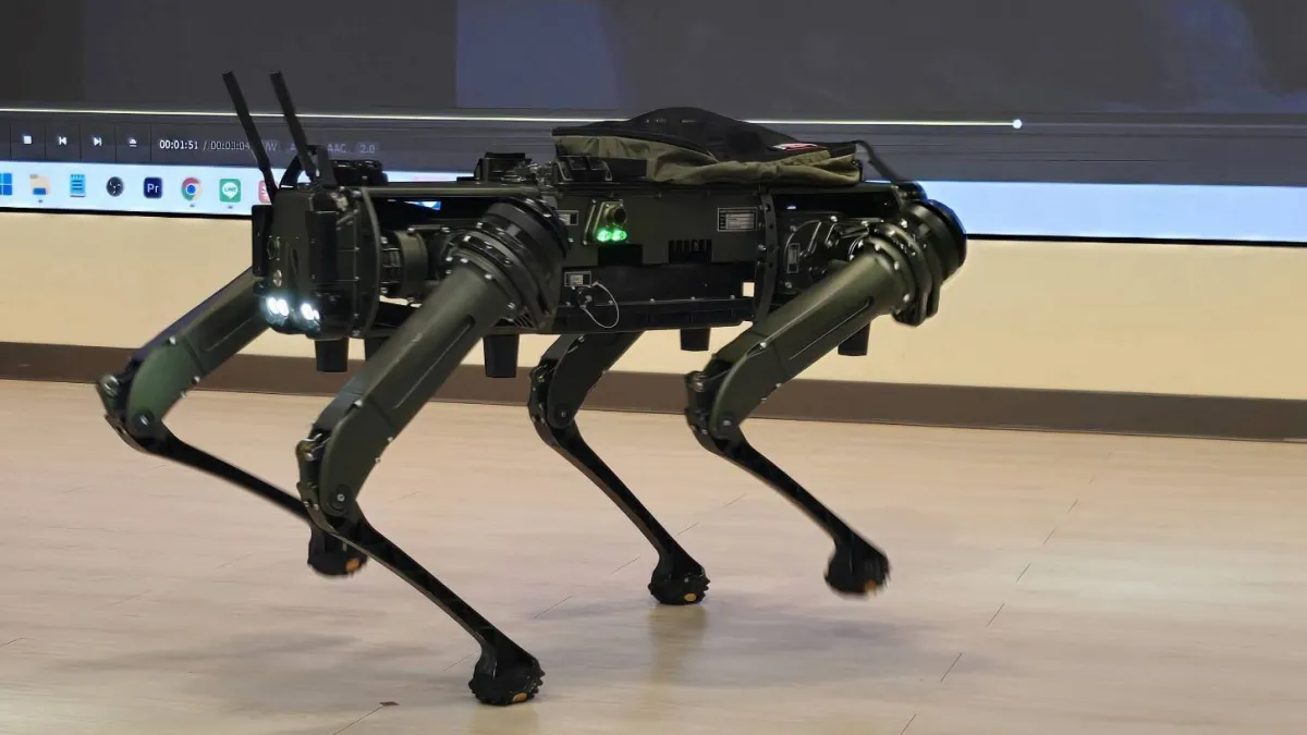 美軍現役的機器狗Ghost Robotics Vision 60,已由鞍全盟無人系統公司獲得海外生產授權,2026年10月11日現身印太戰略智庫的台日科技未來論壇。(印太戰略智庫提供)