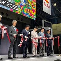 東京ゲームショウ2025が過去最多の1,136社・4,157小間で開幕し、開会式では2026年から史上初の5日間開催となることが発表された。(写真/黃信維撮影) 東京ゲームショウ2025が過去最多の1,136社・4,157小間で開幕し、開会式では2026年から史上初の5日間開催となることが発表された。(写真/黃信維撮影)
