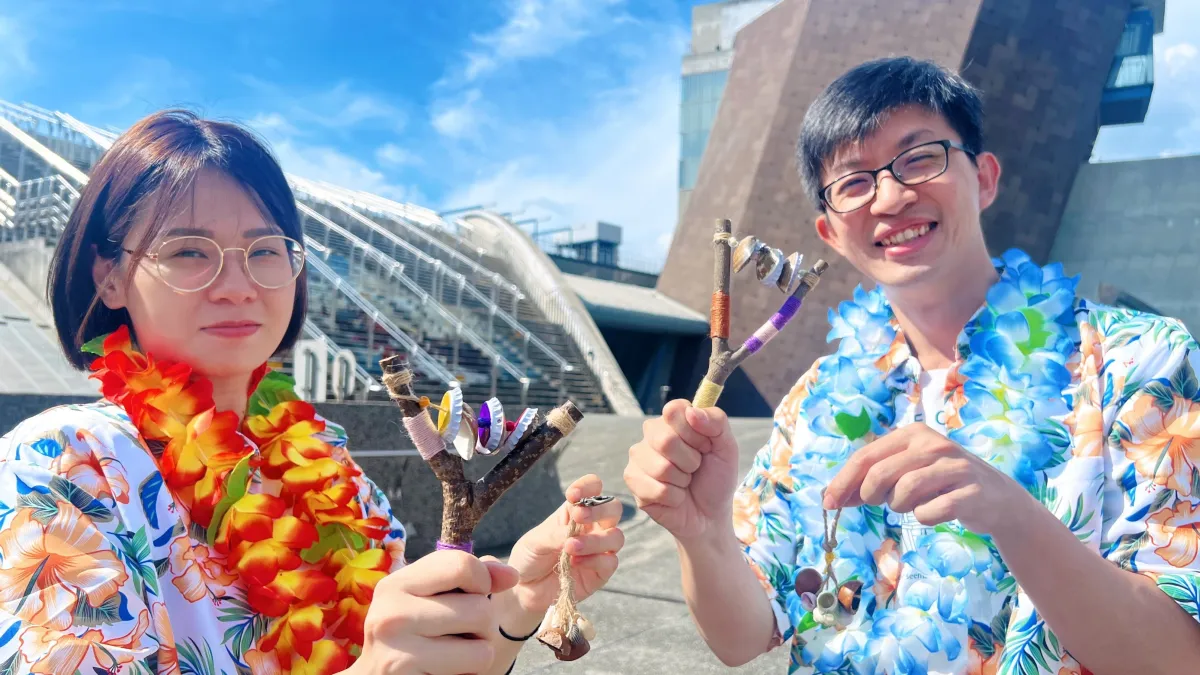 文蛤手搖鈴與種子鈴鐺吊飾,陪你搖擺整個夏天。(圖/新北市立十三行博物館)