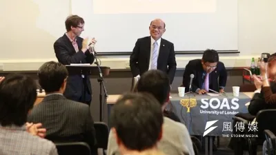 蘇貞昌24日在英國倫敦大學亞非學院演講,和前國民黨發言人陳以信有番唇槍舌戰。(民進黨中央提供)