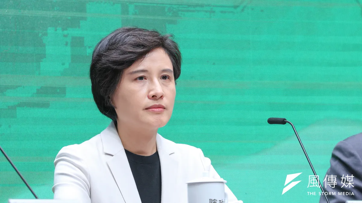 行政院副院長鄭麗君清晨5時21分許自美國搭乘長榮航空班機返台。(顏麟宇攝)