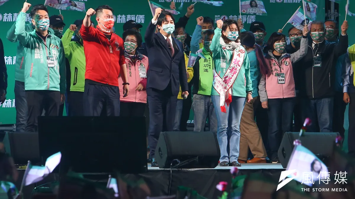 20220108-副總統賴清德、台中第二選區立委補選候選人林靜儀、前立委陳柏惟等人8日出席台中第二選區立委補選「溫柔堅定挺靜儀」選前之夜。(顏麟宇攝)