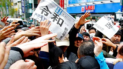 安倍政府1日終於公布新年號「令和」,日本媒體也忙著在街頭發送快報。(美聯社)