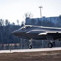 アメリカで飛行訓練を受けるポーランドのF-35戦闘機とパイロット。(ポーランド国防省より) アメリカで飛行訓練を受けるポーランドのF-35戦闘機とパイロット。(ポーランド国防省より)