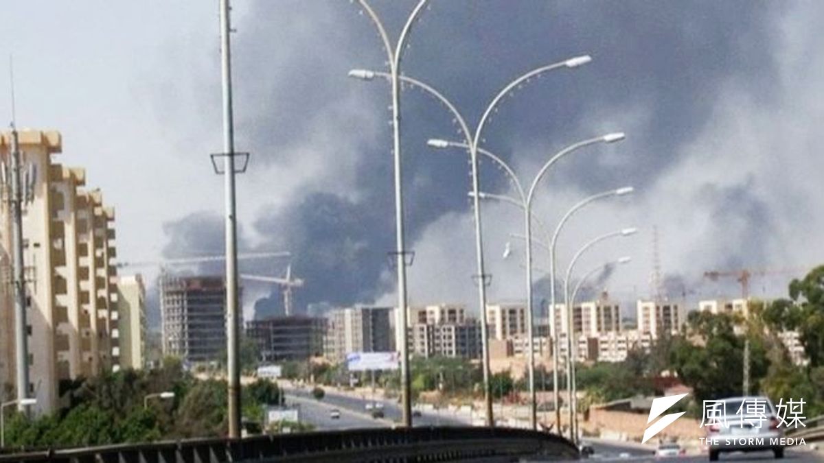 利比亞首都的國際機場13日遭火箭攻擊,黑煙竄向天際。(美聯社) 利比亞首都的國際機場13日遭火箭攻擊,黑煙竄向天際。(美聯社)