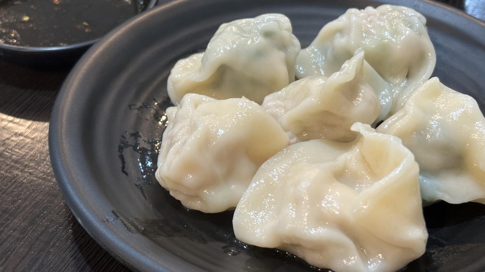 水餃不用直接下滾水煮!內行主婦1招免開火「Q彈多汁、不黏鍋破皮」,和現包一樣好吃
