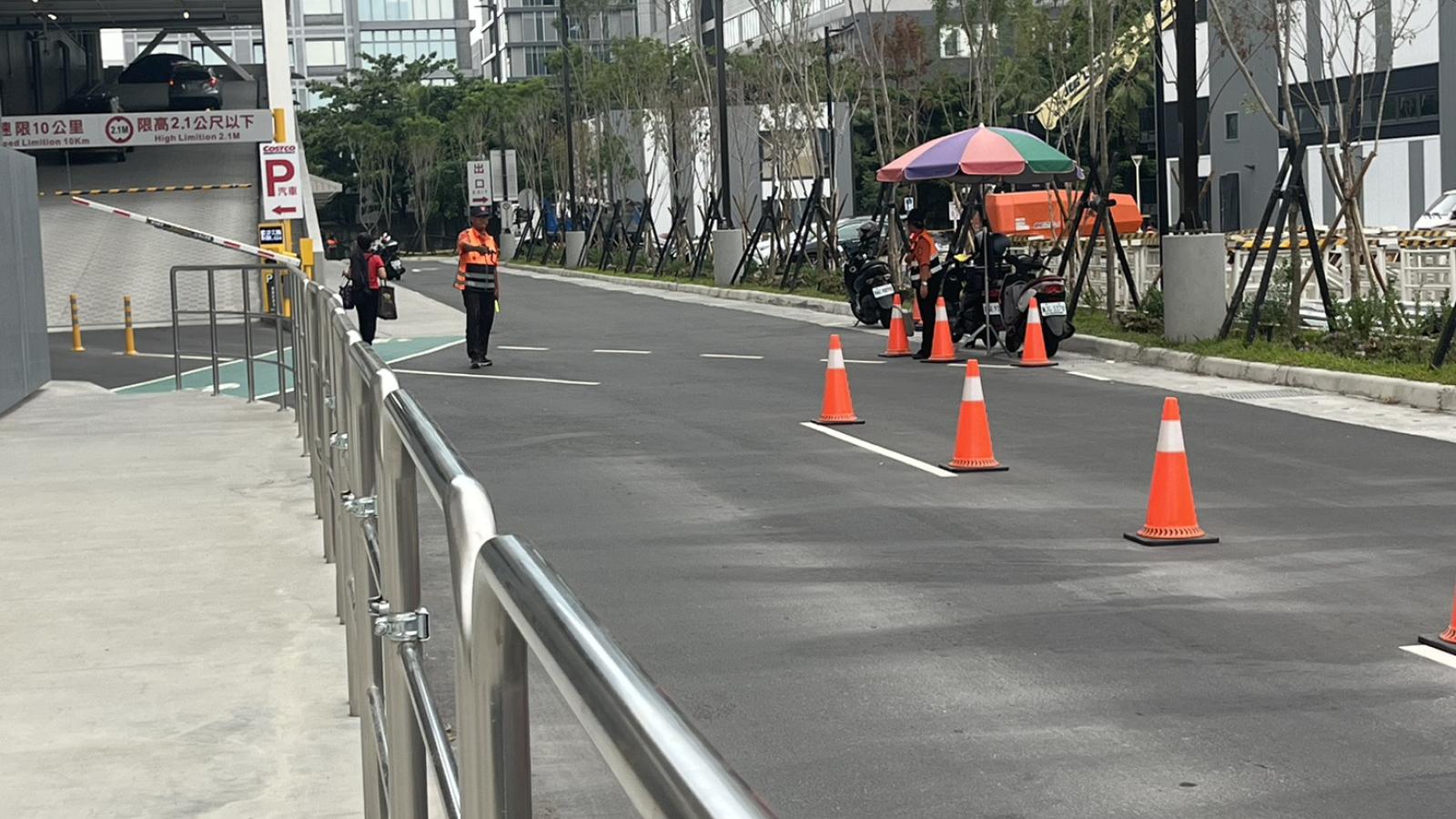實測15分鐘僅2人搭!好市多接駁車空跑 義交守空路口挨批浪費