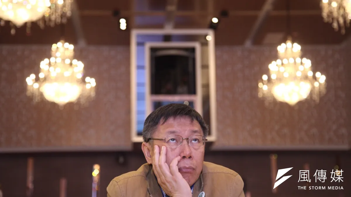 台北市長柯文哲近來一連串政策進退失據,逐漸失去網友的好感,主打時事網路分析的網站《網路溫度計》指出,柯文哲就職百日時,正評高達近7成,到了今年2月,卻驟降到35.5%。(資料照,蔡耀徵攝)