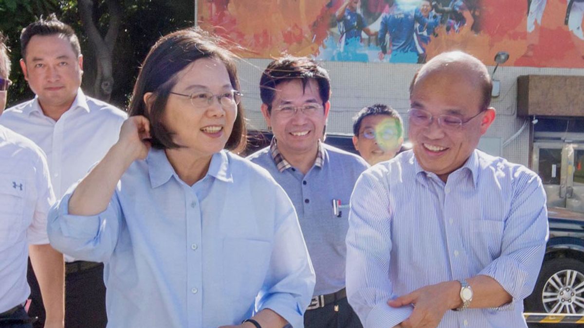 中天換照議題成討論焦點,前總統馬英九辦公室指出,行政院長蘇貞昌(右)曾多次對NCC指手畫腳,要總統蔡英文(左)留心。(資料照,取自蔡英文臉書) 中天換照議題成討論焦點,前總統馬英九辦公室指出,行政院長蘇貞昌(右)曾多次對NCC指手畫腳,要總統蔡英文(左)留心。(資料照,取自蔡英文臉書)