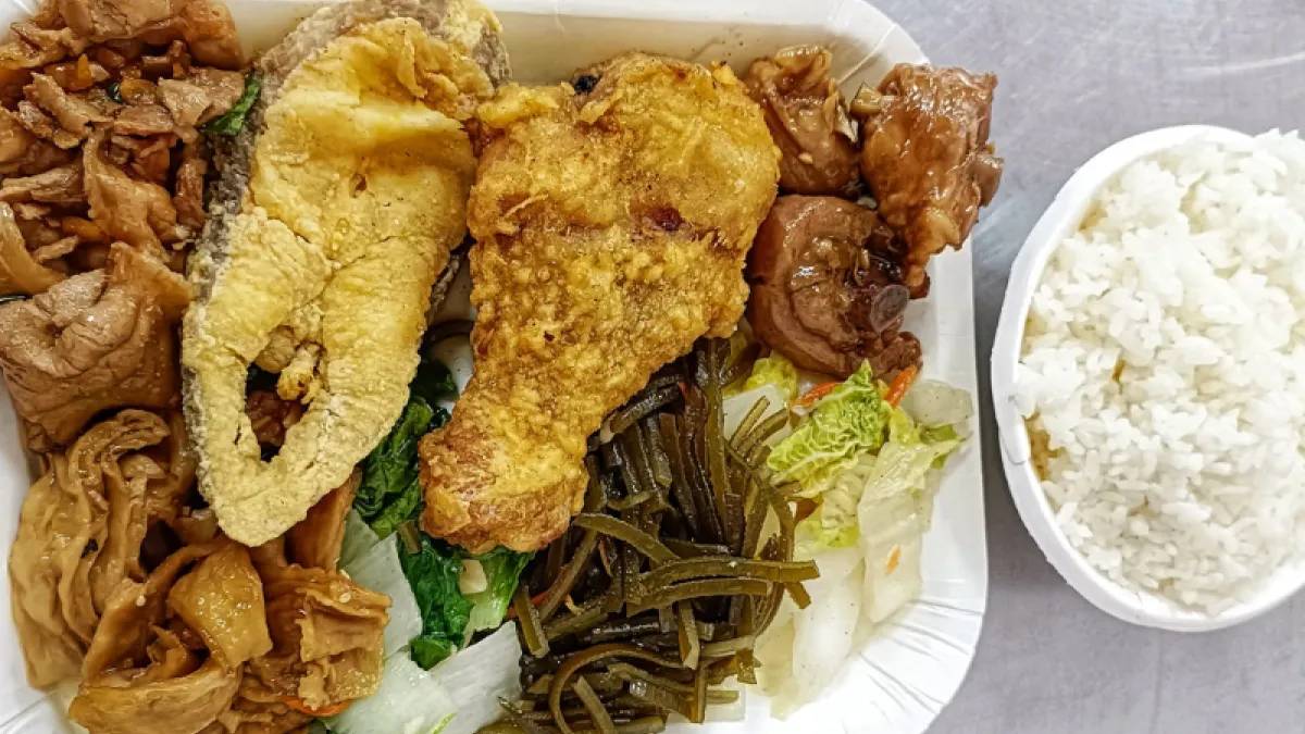 一間自助餐店推出中午時段內用價格60元吃到飽,有網友選購4樣主菜加4樣配菜竟只要60元。(圖/翻攝自FB/爆廢公社二館)