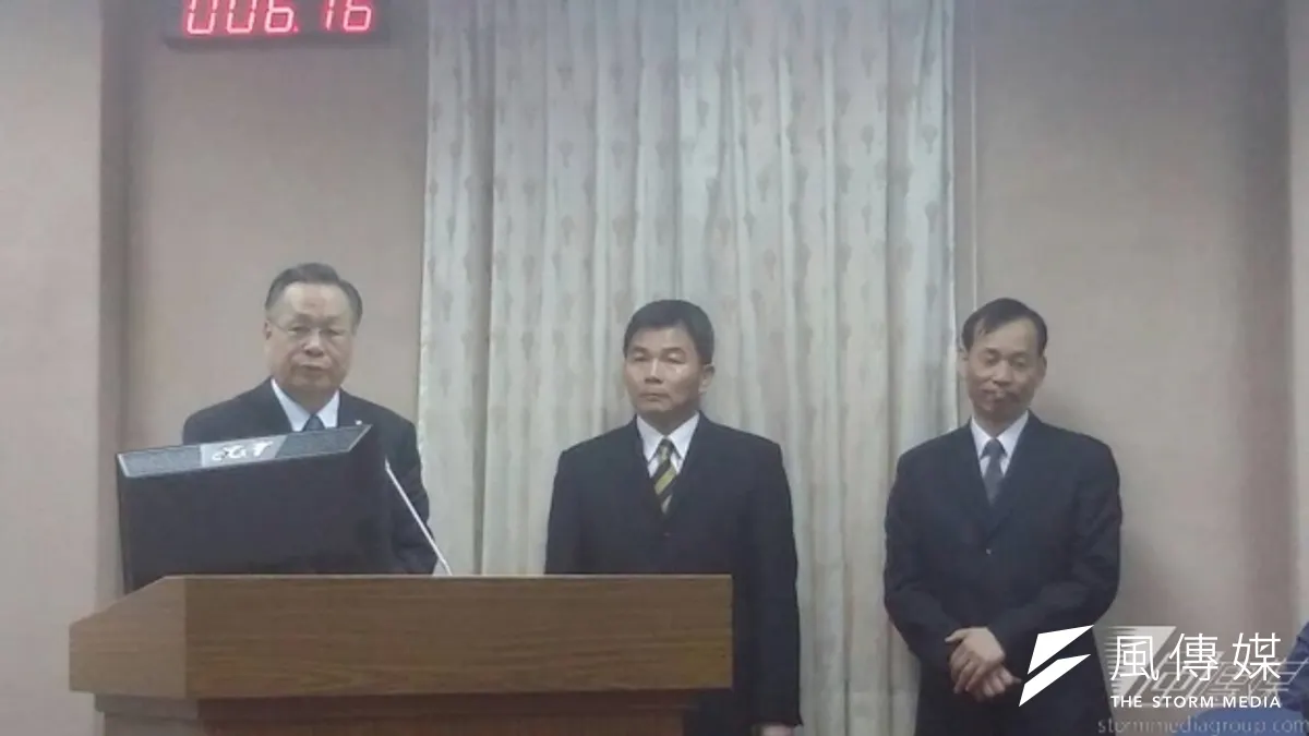 軍情局執行長陳榮明(中)在立院表示,邱姓女上尉脫序行為,去年格外嚴重,多次告誡不改善,例如出現向媒體投書投訴等狀況,主要訴求仍是無法晉升。(朱明攝) 軍情局執行長陳榮明(中)在立院表示,邱姓女上尉脫序行為,去年格外嚴重,多次告誡不改善,例如出現向媒體投書投訴等狀況,主要訴求仍是無法晉升。(朱明攝)