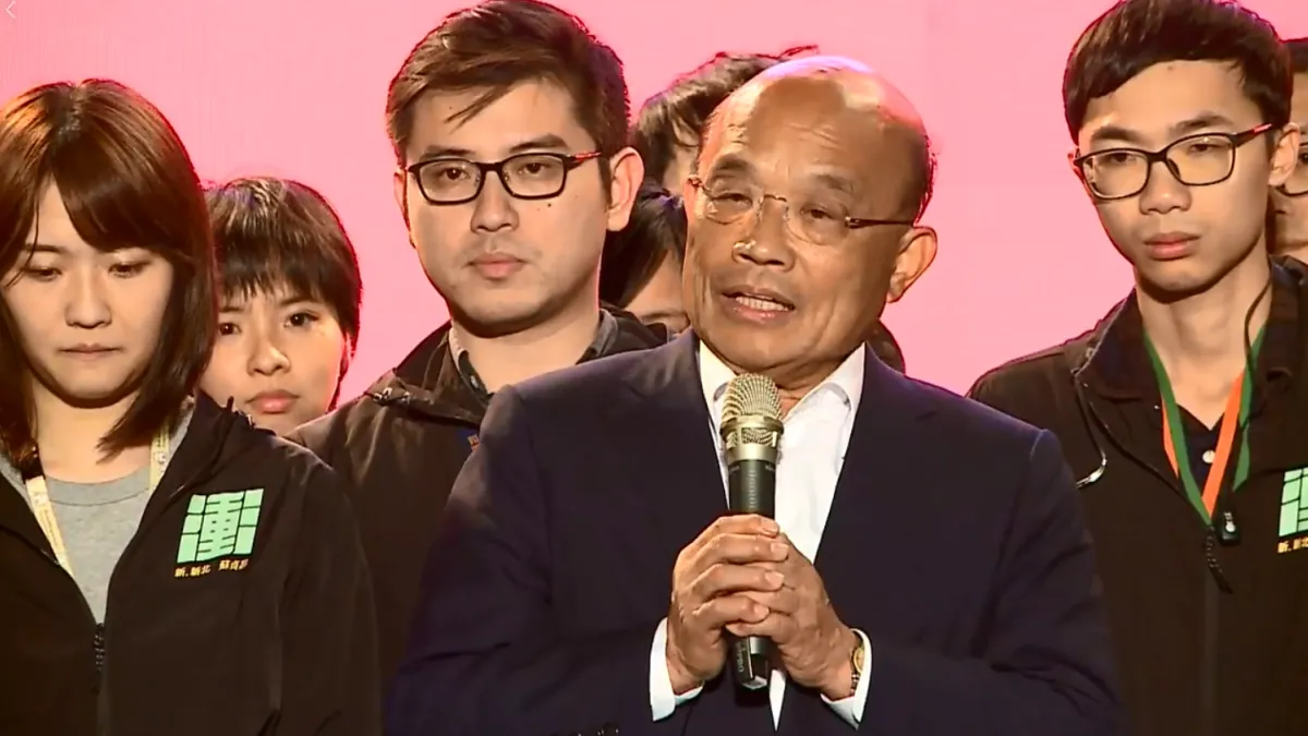 民進黨新北市長候選人蘇貞昌在24日晚間8時許站上舞台,宣布落敗,並向支持者致意。(取自蘇貞昌臉書直播影片)