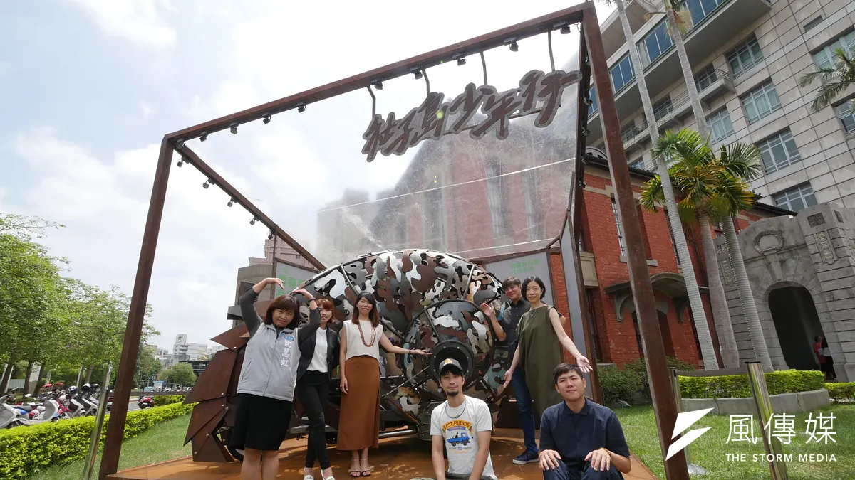 「社子島少年行」團隊打造的「寄居蟹」酷車,擺放在新竹市美術館前綠地相當吸睛。(圖/方詠騰攝) 「社子島少年行」團隊打造的「寄居蟹」酷車,擺放在新竹市美術館前綠地相當吸睛。(圖/方詠騰攝)
