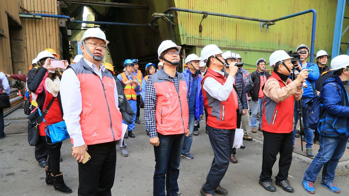 台中市勞工局長吳威志與勞動部次長施克和、勞動部職業安全衛生署中區職業安全衛生中心主任朱金龍等人22日至台中火力發電廠實施歲末春安勞動檢查。(台中市政府提供) 台中市勞工局長吳威志與勞動部次長施克和、勞動部職業安全衛生署中區職業安全衛生中心主任朱金龍等人22日至台中火力發電廠實施歲末春安勞動檢查。(台中市政府提供)