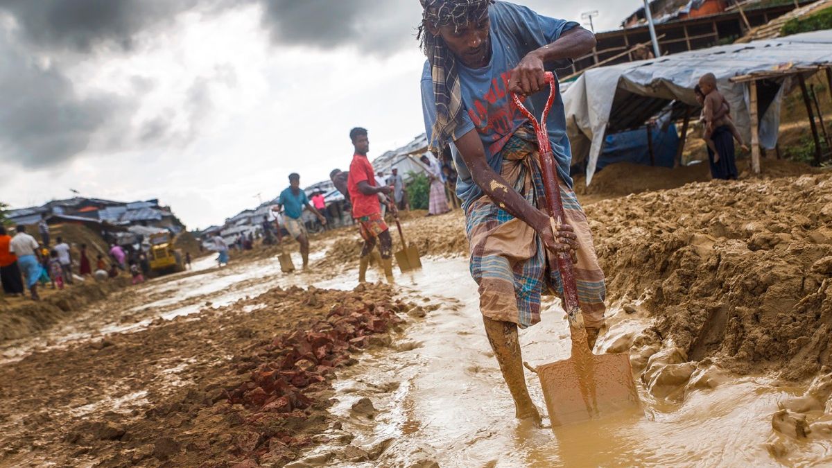 一片泥濘的羅興亞難民營區。(Junhee Jang攝) 一片泥濘的羅興亞難民營區。(Junhee Jang攝)