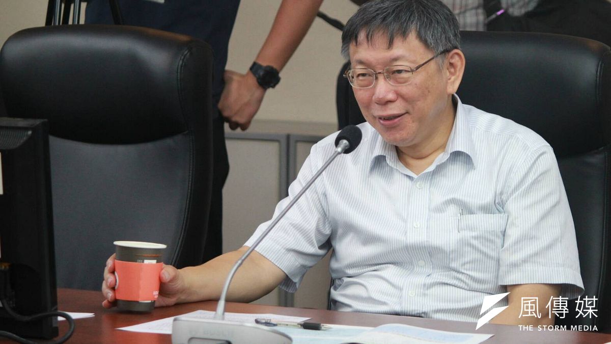 台北市長柯文哲7日中午前往北市議會,向「親民問政小組」4位議員報告說明政策性預算與優先法案。被問到有媒體報導北市府要求任何政策上路前要里長點頭才能執行,柯文哲表示,若是里長要求的事項,里長是當事人,事後當然問里長,不然要問誰? (方炳超攝) 台北市長柯文哲7日中午前往北市議會,向「親民問政小組」4位議員報告說明政策性預算與優先法案。被問到有媒體報導北市府要求任何政策上路前要里長點頭才能執行,柯文哲表示,若是里長要求的事項,里長是當事人,事後當然問里長,不然要問誰? (方炳超攝)