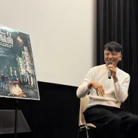 台湾で長らく“封印”されていたワン・チャイシアン監督の伝説的映画『逃亡者狂騒曲』が、デジタル・リマスター版として日本で世界初公開。主演のチェン・ホンレンが初日舞台挨拶に登壇し、命がけだった撮影現場や30年前の情熱を振り返った。(映画宣伝・大福提供) 台湾で長らく“封印”されていたワン・チャイシアン監督の伝説的映画『逃亡者狂騒曲』が、デジタル・リマスター版として日本で世界初公開。主演のチェン・ホンレンが初日舞台挨拶に登壇し、命がけだった撮影現場や30年前の情熱を振り返った。(映画宣伝・大福提供)