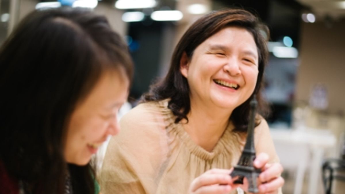 陳南廷說,每個人都有感官感受世界,她雖然看不到,但可以用觸覺、嗅覺、聽覺、感覺感受所在地的氛圍,「每個地方的空氣聞起來都不一樣」。(圖/取自障礙密碼 真人圖書 網站) 陳南廷說,每個人都有感官感受世界,她雖然看不到,但可以用觸覺、嗅覺、聽覺、感覺感受所在地的氛圍,「每個地方的空氣聞起來都不一樣」。(圖/取自障礙密碼 真人圖書 網站)