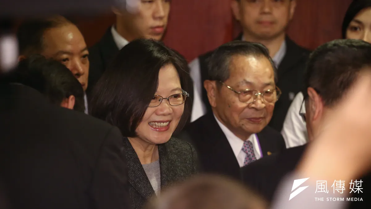長期任職小英之友會總會長的總統府資政顏志發(右)被控性騷擾,總統府稱「沒有調查權」。圖為總統蔡英文出席小英之友會歲末餐會。(陳品佑攝)