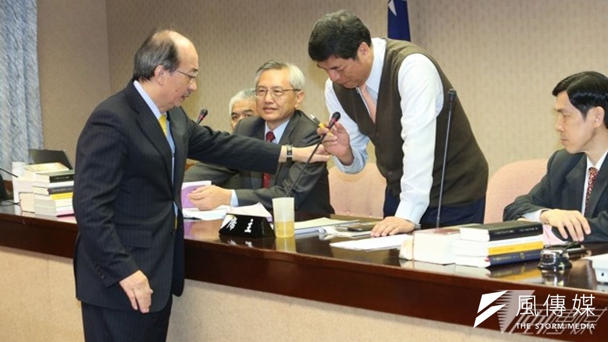 朝野黨團為了排案權僵持不下,「兩岸訂定協議處理及監督法制化」公聽會因而流會。(吳逸驊攝) 朝野黨團為了排案權僵持不下,「兩岸訂定協議處理及監督法制化」公聽會因而流會。(吳逸驊攝)