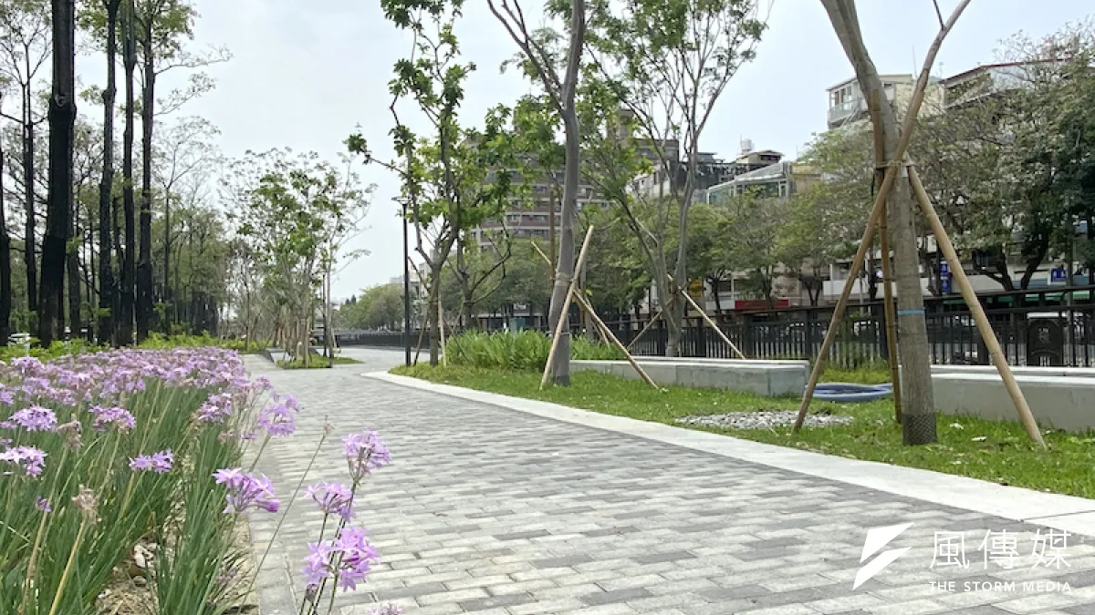綠川水環境改善計畫改善周邊環境,創造大面積綠地空間,讓民眾擁有水岸景觀休憩空間-綠川中興大學附近河岸景觀。(圖/記者王秀禾攝)