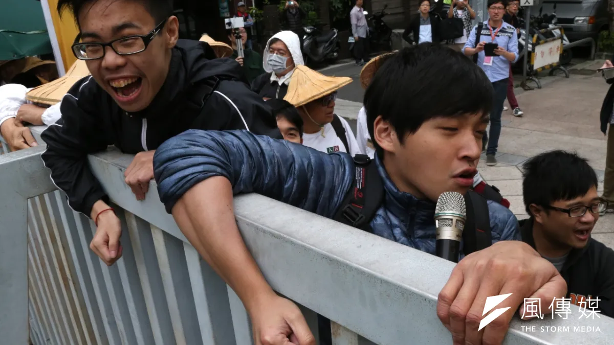 內政委員會審查「公民投票法修正草案」,傳出國民黨團發動甲級動員杯葛,太陽花學運領袖陳為廷(右)等在立法院外抗議。(吳逸驊攝)