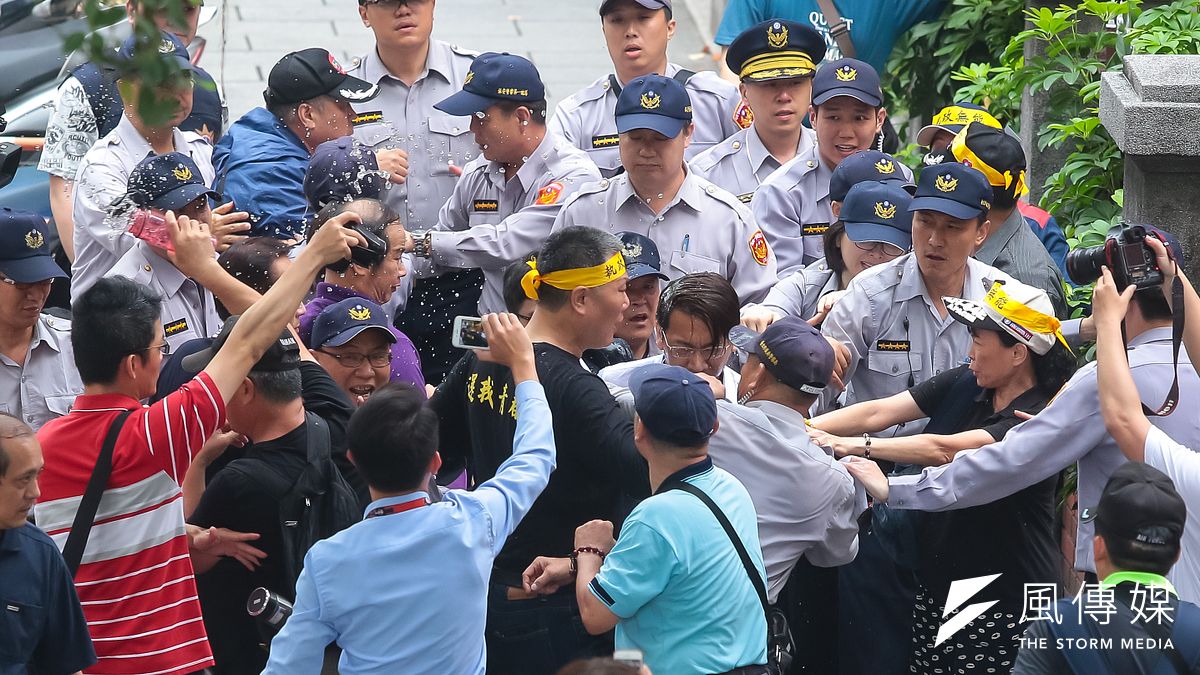 年金改革法案今(19)日將於立法院司法法制委員會進行審議,時代力量立委徐永明進入立院時遭反對民眾潑水拉扯。(顏麟宇攝) 年金改革法案今(19)日將於立法院司法法制委員會進行審議,時代力量立委徐永明進入立院時遭反對民眾潑水拉扯。(顏麟宇攝)