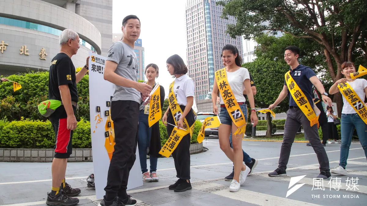 時力北市黨部主委林昶佐(左二)說,5位市議員參選人共同決定「不簽」柯文哲「認同卡」。圖為林昶佐和5位參選人在北市議會前合影。(顏麟宇攝)