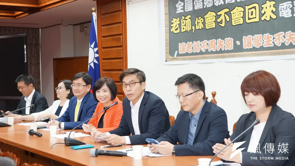 作者出生即成長於原鄉,自己的孩子也在都市裡與都會成長競逐,認為立委所提出的偏鄉師資條例版本內容,還要有更多包含原鄉教育內涵的考慮。圖為全國偏鄉教育論壇「老師你會不會回來」記者會。(資料照,盧逸峰攝)