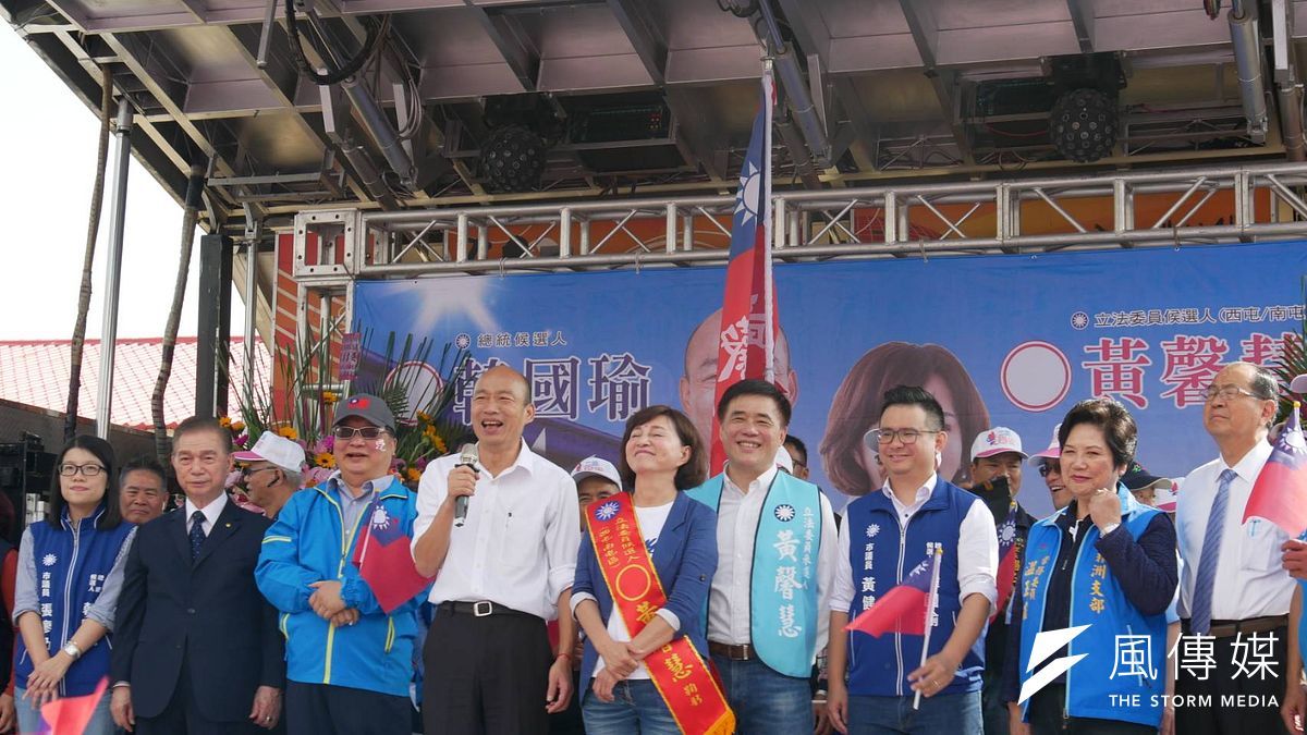 國民黨總統候選人韓國瑜23日為台中市第三選區立委候選人黃馨慧站台,國民黨副主席郝龍斌、前台中市長胡志強也到場力挺。(潘維庭攝) 國民黨總統候選人韓國瑜23日為台中市第三選區立委候選人黃馨慧站台,國民黨副主席郝龍斌、前台中市長胡志強也到場力挺。(潘維庭攝)