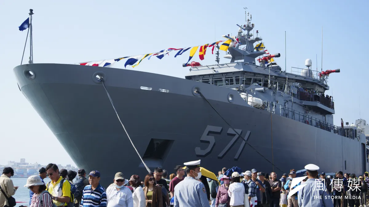 海軍大武軍艦首度開放參觀,吸引民眾排隊登艦參觀。(傅啟禎攝)