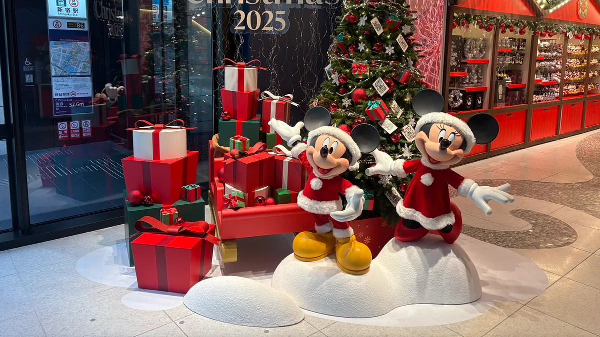 ディズニーストアは、サンタクロース姿のミッキー&フレンズなどをデザインした「DISNEY CHRISTMAS」コレクションを11月4日より順次発売。全国の店舗とオンラインで、心温まるホリデーシーズンを彩る。(写真/ディズニーストア提供) ディズニーストアは、サンタクロース姿のミッキー&フレンズなどをデザインした「DISNEY CHRISTMAS」コレクションを11月4日より順次発売。全国の店舗とオンラインで、心温まるホリデーシーズンを彩る。(写真/ディズニーストア提供)