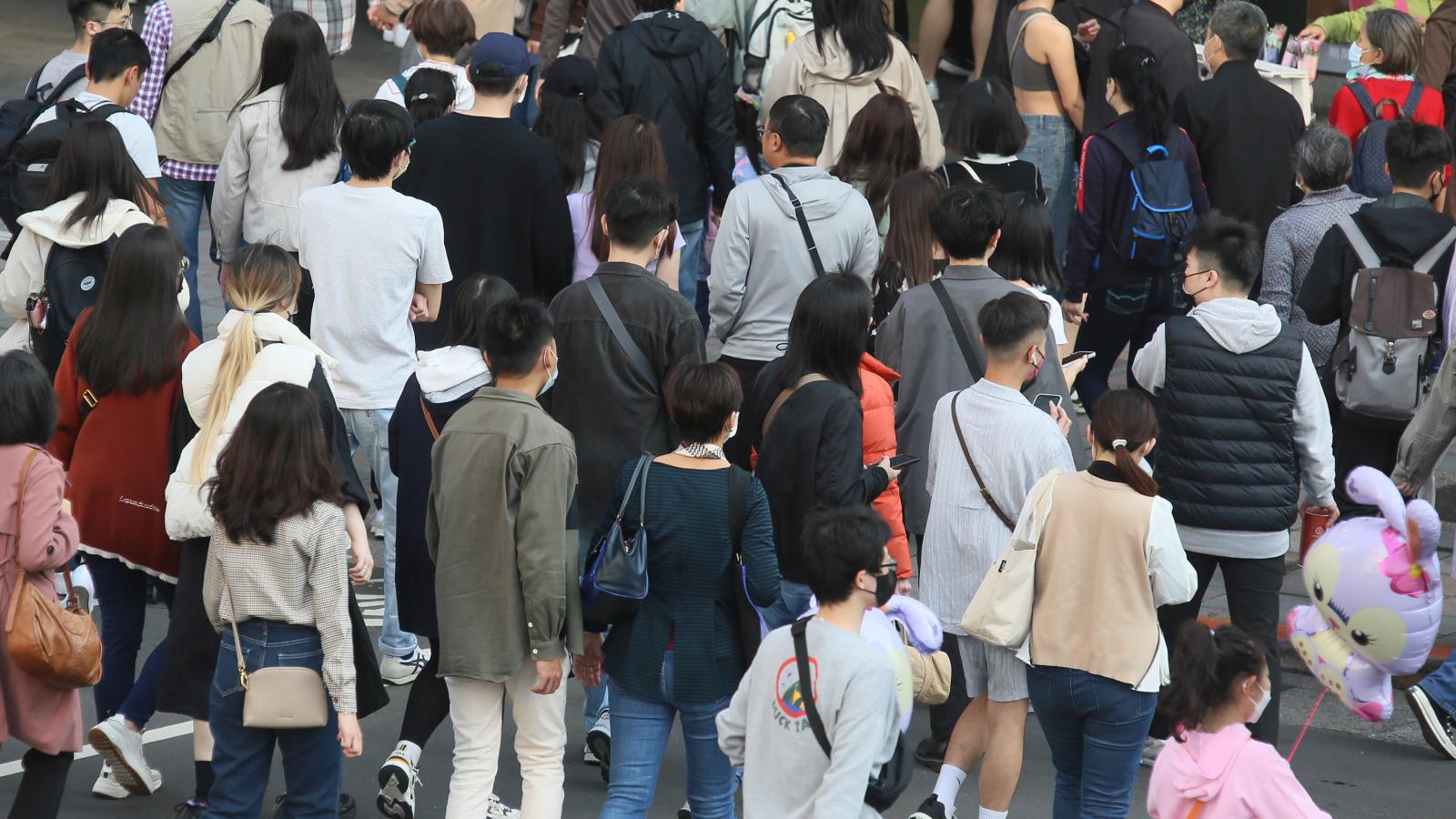 600萬台灣人算低薪勞工?主計處點名兩大族群 他揭平均薪資、科技業「底下慘況」