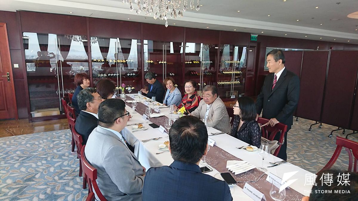 綠委在蒙古國與前總統彭薩勒馬・奧其爾巴特伉儷會面。 綠委在蒙古國與前總統彭薩勒馬・奧其爾巴特伉儷會面。