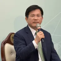チェコでは2025年の総選挙で政権交代が起きた後、新政権が中国との関係修復を強めており、台湾とチェコの交流の余地に影響が及ぶのではないかとの見方が出ている。ただ、林佳龍外交部長は、台湾とチェコの関係は依然として安定していると強調した。(写真/鍾秉哲撮影) チェコでは2025年の総選挙で政権交代が起きた後、新政権が中国との関係修復を強めており、台湾とチェコの交流の余地に影響が及ぶのではないかとの見方が出ている。ただ、林佳龍外交部長は、台湾とチェコの関係は依然として安定していると強調した。(写真/鍾秉哲撮影)
