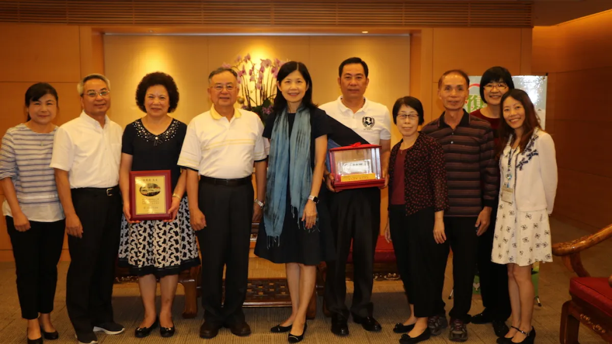 新北市政府市場處員工李維昌及水利局同仁李東霖,2日下午與兄長連袂捐出1輛復康巴士給市府,由副市長呂衛青(中)代表受贈。(圖/新北市政府社會局提供)