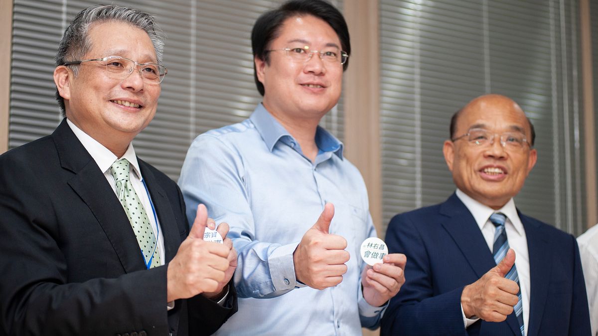 民進黨新北市長參選人蘇貞昌今(22)再度「跨區輔選」,與基隆市長林右昌「雙昌合體」。(蘇貞昌辦公室提供) 民進黨新北市長參選人蘇貞昌今(22)再度「跨區輔選」,與基隆市長林右昌「雙昌合體」。(蘇貞昌辦公室提供)