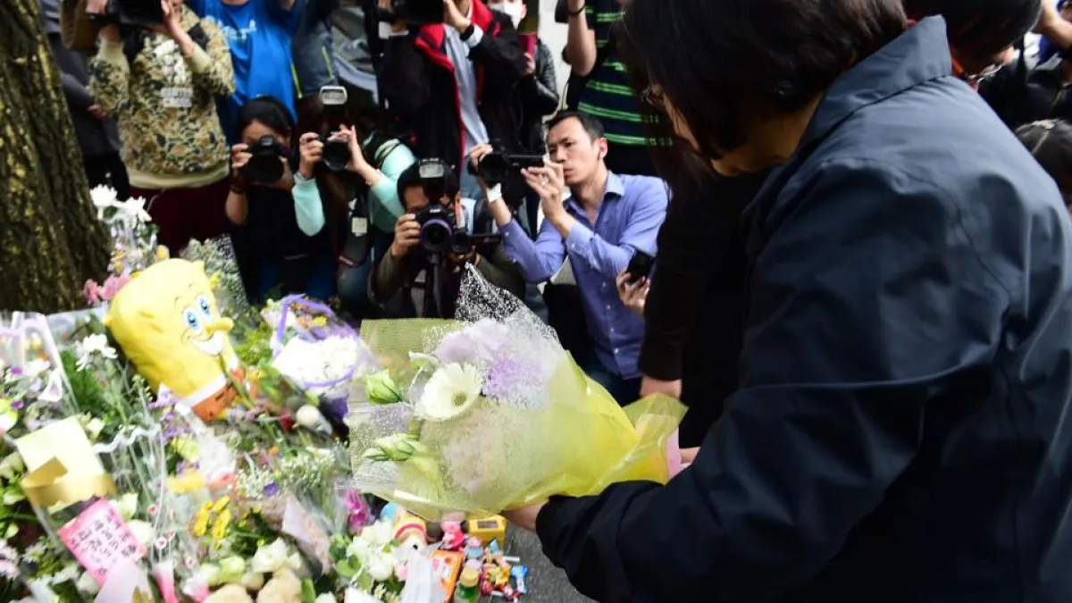 總統當選人蔡英文到小燈泡不幸身亡處致意。(蔡英文臉書)