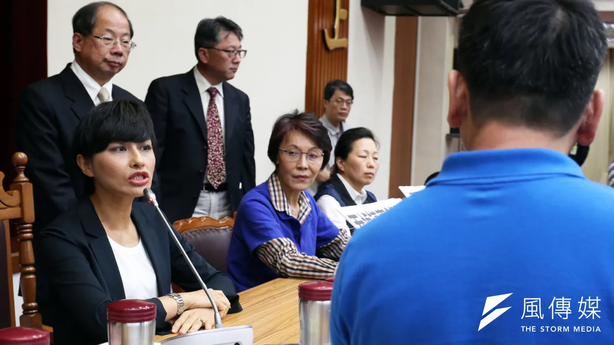 立法院8日審查《前瞻條例》,面對國民黨團喊出更換召委的要求,邱議瑩於協商後讓步,表示本周不再擔任召委。(蘇仲泓攝)